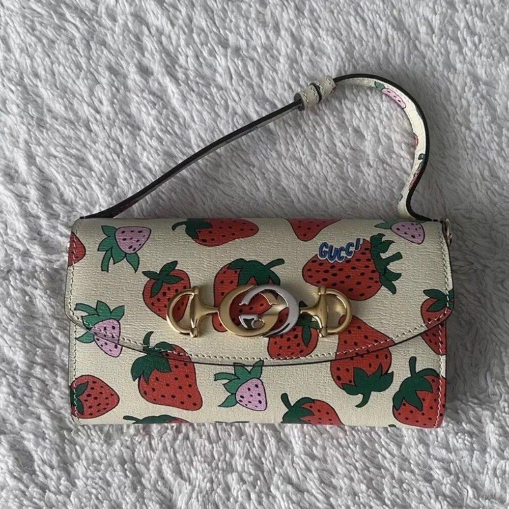 SOLDโค๏ธ ๐GUCCI Strawberry Print Zumi Leather Mini Shoulder Bag Cream & Red - Picture 3 of 11